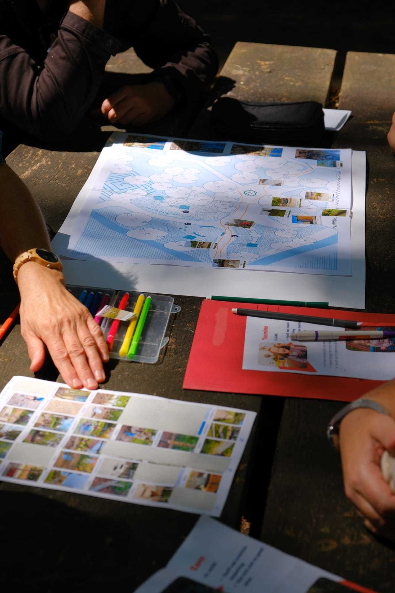 Papier en kleurpotloden op tafel